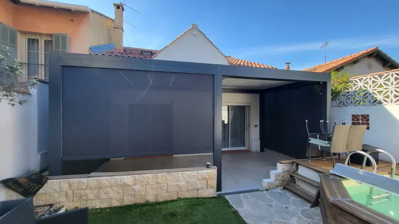 INSTALLATION D'UNE PERGOLA BIOCLIMATIQUE À LAMES ORIENTABLES ET RÉTRACTABLES À MAZARGUES MARSEILLE