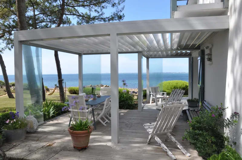 INSTALLATION D'UNE PERGOLA BIOCLIMATIQUE AVEC STORE INTÉGRÉ À SAINT-CYR-SUR-MER